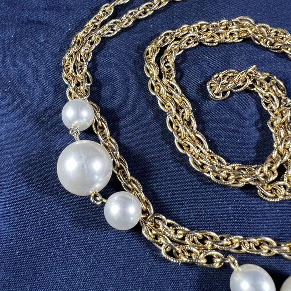 Gold Tone Faux Pearl Station Necklace Elegant Vintage Style Jewelry - Picture 3 of 4